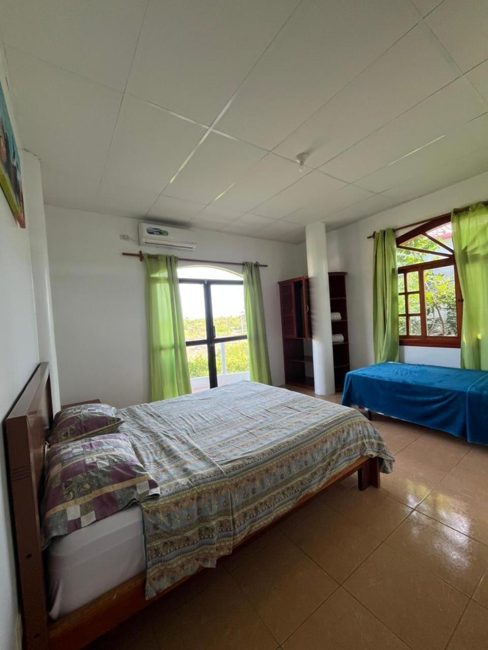 Hostal Neptuno - Poseidon Puerto Villamil Eksteriør billede